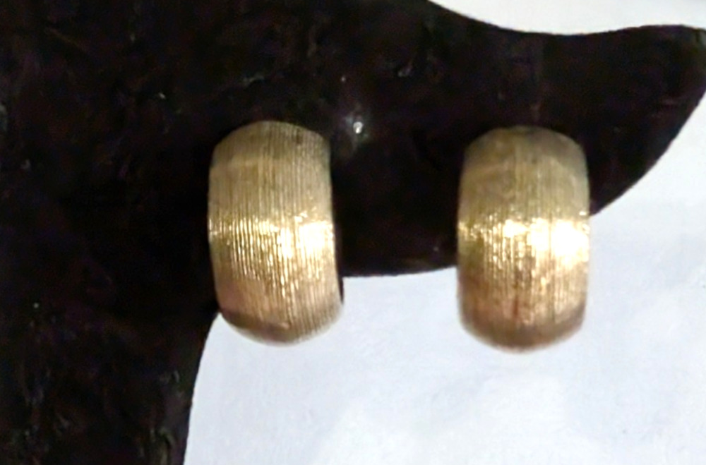 Vintage Direction One Hoop Clip-on Earrings 5/8” Brushed Gold-tone gc224